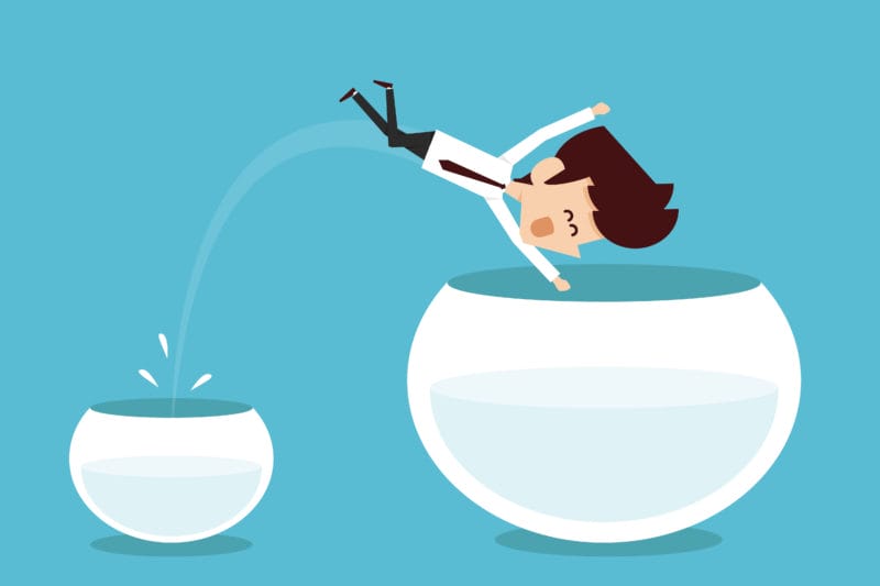 Un bonhomme qui plonge d'un bocal à un autre